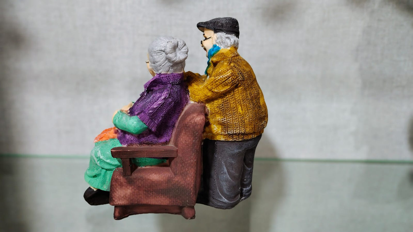Grandparents Old Romantic Couple Statue Polyresin Decorative Showpiece